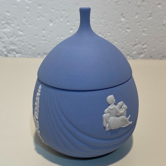 Wedgwood Blue Jasperware Small Lidded Pot with White Motif and Daisy Top - Picture 4 of 12